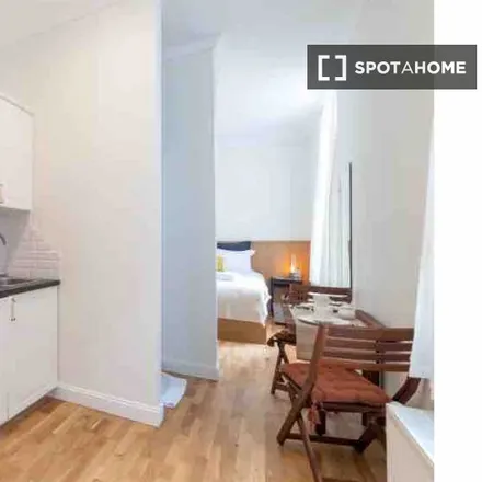 Rent this studio apartment on Rue du Vieux Marché aux Grains - Oude Graanmarktstraat 19 in 1000 Brussels, Belgium