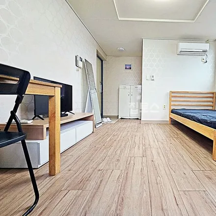 Rent this studio apartment on 부산광역시 수영구 광안동 137-6