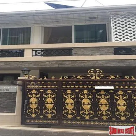 Rent this 4 bed house on Ko Kung in Soi Sukhumvit 26, Khlong Toei District