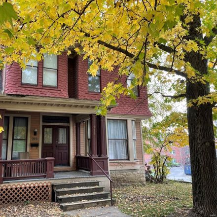 Rent this 4 bed house on 923 Center Street in Hannibal, MO 63401