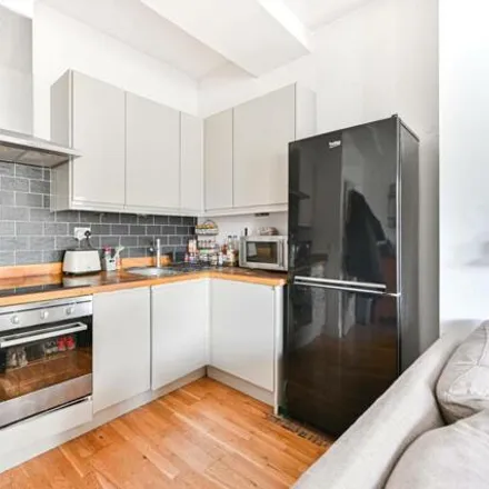 Rent this 4 bed room on Pathfield Road in London, SW16 5NN