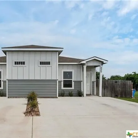 Buy this studio house on 594 East Baxter Street in Seguin, TX 78155