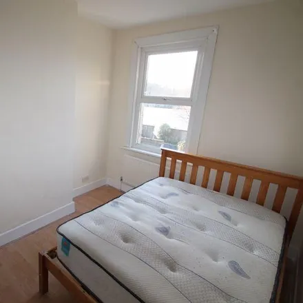 Image 6 - Cassilda Road, Basildon Road, London, SE2 0ET, United Kingdom - Townhouse for rent