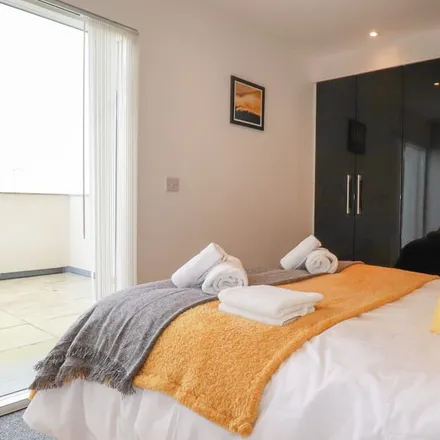 Rent this 6 bed townhouse on Newquay in TR7 2FN, United Kingdom
