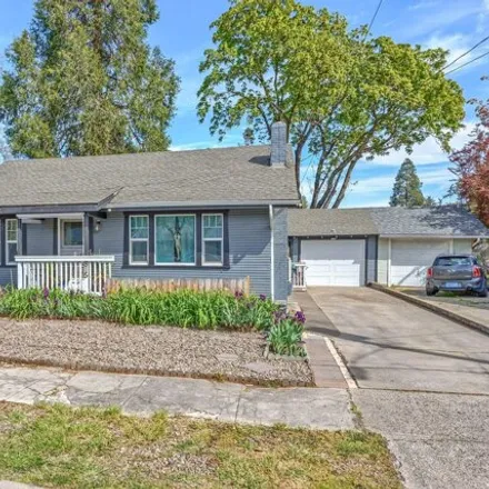 Buy this 2 bed house on 829 Taylor Street in Medford, OR 97504