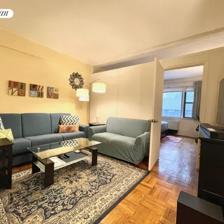 Image 3 - 240 East 46th Street, New York, NY 10017, USA - Apartment for rent