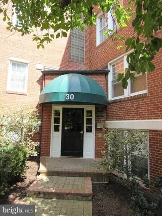 Rent this 1 bed condo on 26 South Old Glebe Road in Arlington, VA 22204