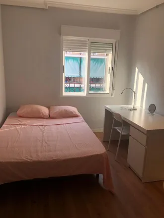 Rent this 5 bed room on Calle de Venancio Martín in 1, 28038 Madrid