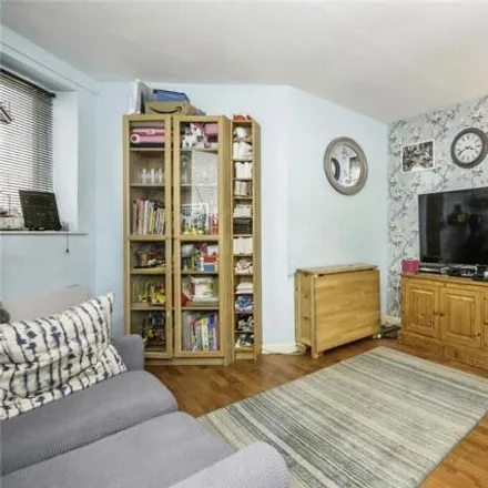 Image 3 - Aberdale Court, Garter Way, Canada Water, London, SE16 6XF, United Kingdom - Apartment for sale