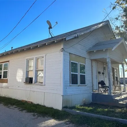 Buy this 2 bed house on 454 West Lee Street in Brownwood, TX 76801