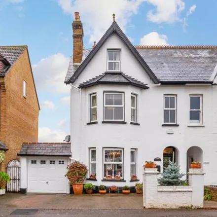 Buy this 5 bed duplex on Old Halliford Place in Shepperton, TW17 9BF