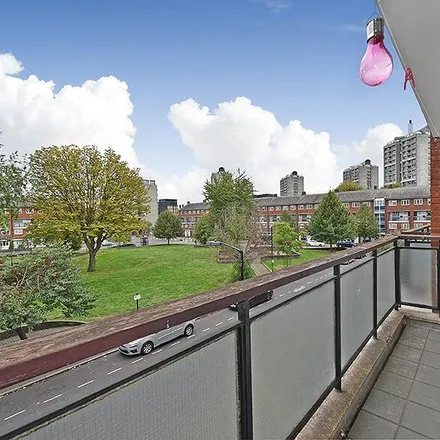 Rent this 4 bed apartment on Forsyth Gardens in London, SE17 3NE