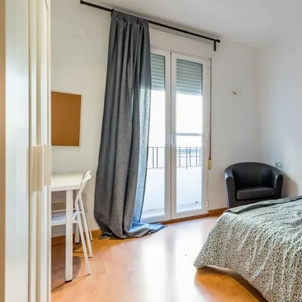 Rent this 5 bed room on Avinguda del Port in 95, 46023 Valencia