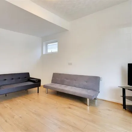 Image 4 - 78 Woodstock Road, London, SM5 3DH, United Kingdom - House for rent