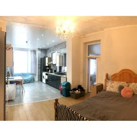 Rent this studio apartment on Alma Road in Cardiff, CF23 5BT