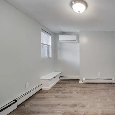 Image 4 - 224 Olean Avenue, Jersey City, NJ 07306, USA - House for rent