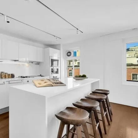 Image 3 - 30 E 65th St # 8ab, New York, 10065 - Apartment for sale