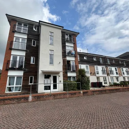 Rent this 2 bed apartment on 90;92;94;96;98;100;100A;100B Meadow Way in Reading, RG4 5LY