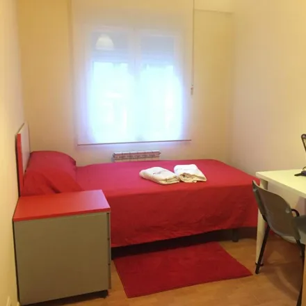Rent this 5 bed room on Madrid in Calle de La del Manojo de Rosas, 118