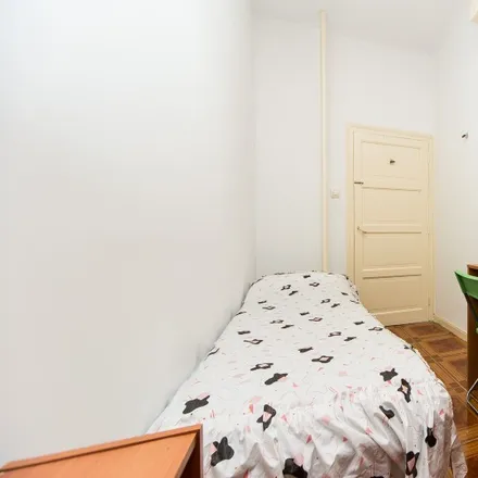 Rent this 9 bed room on Uniqlo in Gran Vía, 37