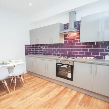 Rent this 6 bed townhouse on Lumley Avenue in Leeds, LS4 2LS