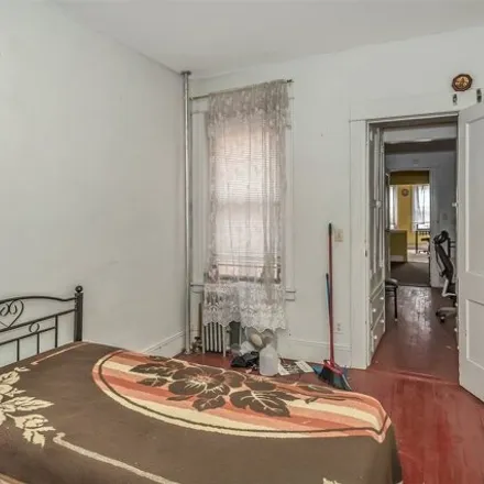 Image 8 - 71-12 66th Street, New York, NY 11385, USA - House for sale