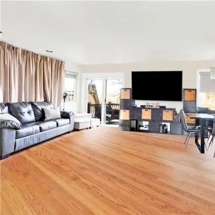 Image 2 - 55 Poplar Avenue, New York, NY 10309, USA - Duplex for sale