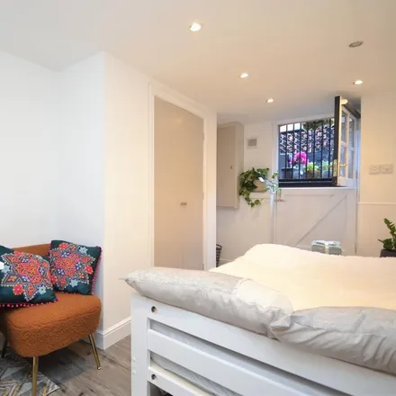 Rent this 1 bed room on 54 Pasture Lane in Leeds, LS7 4QN