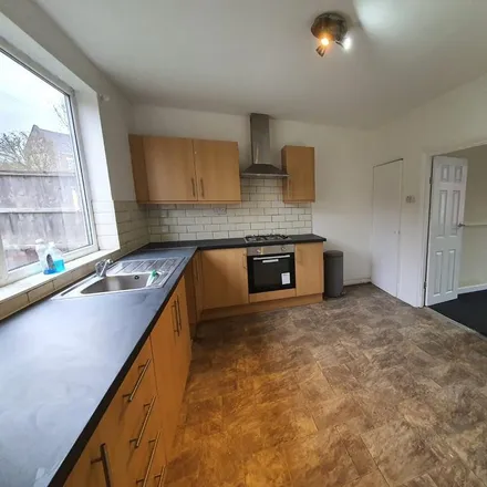 Rent this 3 bed townhouse on Oliver Road in Doncaster, DN4 8EN