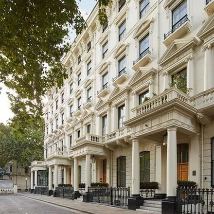Rent this 3 bed apartment on 33 Hyde Park Gate in London, SW7 5DQ