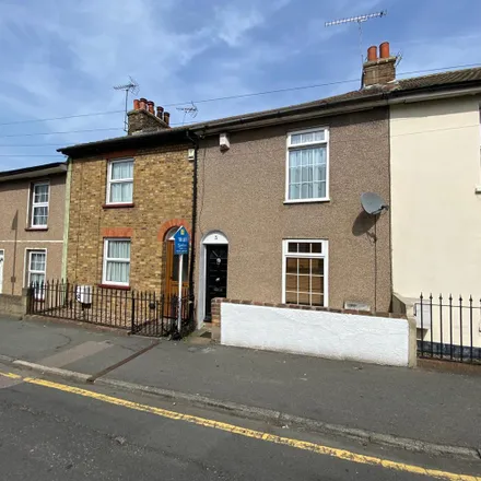 Rent this 2 bed townhouse on Darnley Arms (NOW CLOSED) in 9 Trafalgar Road, Gravesend