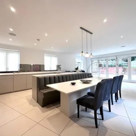 Image 3 - Wood Ride, London, EN4 0LL, United Kingdom - House for rent