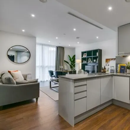 Rent this 1 bed room on Ostro Tower in 31 Harbour Way, Canary Wharf