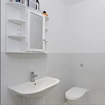 Image 5 - Casson Apartments, 43 Upper North Street, Bow Common, London, E14 6FY, United Kingdom - Apartment for rent