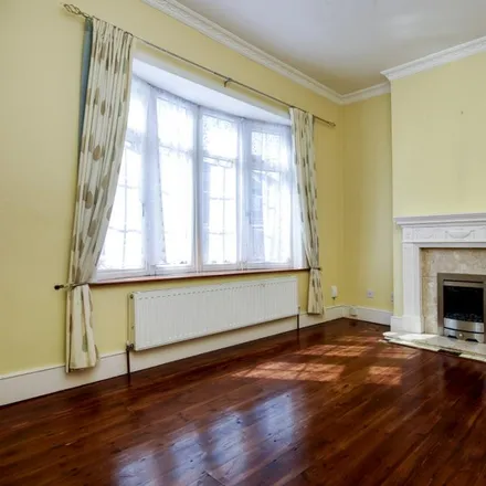 Image 2 - Glenfarg Road, London, SE6 1XW, United Kingdom - House for rent