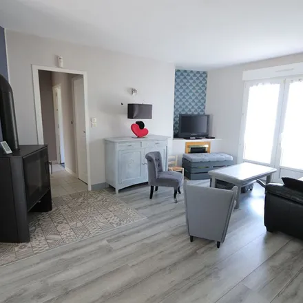 Rent this 5 bed apartment on 37 Rue du Buisson Noir in 45520 Cercottes, France