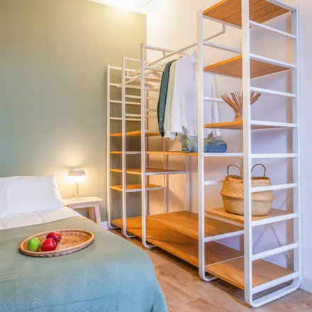 Rent this 4 bed room on Carrer de Villarroel in 176, 08001 Barcelona