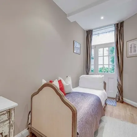 Rent this 4 bed apartment on 28 Green Street in London, W1K 7JW