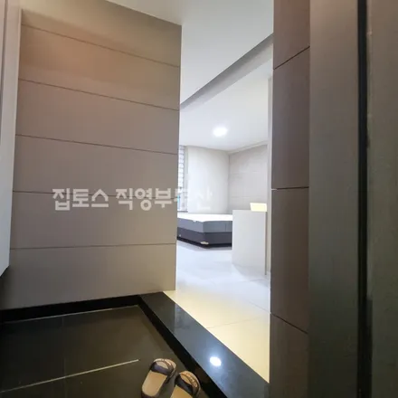 Rent this studio apartment on 서울특별시 강남구 논현동 206-14