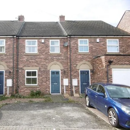 Rent this 3 bed townhouse on Brimington Social Club in High Street, Tapton