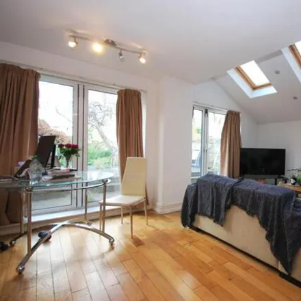Image 3 - 53 Haselrigge Road, London, SW4 7JJ, United Kingdom - Apartment for rent