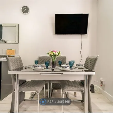 Image 5 - Yoxley Drive, London, IG2 6PX, United Kingdom - Apartment for rent