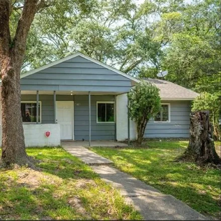 Buy this 3 bed house on 4044 Cresthaven Road in Cambridge Estates, Mobile