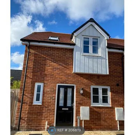 Rent this 3 bed duplex on 60 Warwick Avenue in Bedford, MK40 2EG