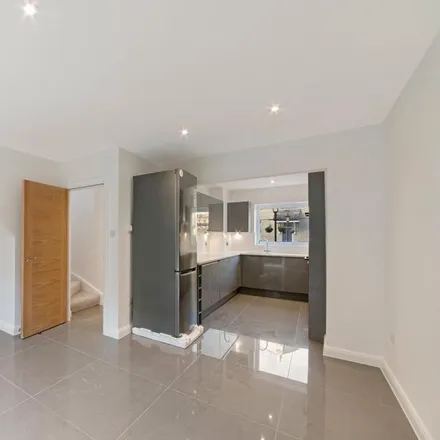 Image 2 - Albert Mews, 2-12 Albert Mews, Ratcliffe, London, E14 8EH, United Kingdom - Townhouse for rent