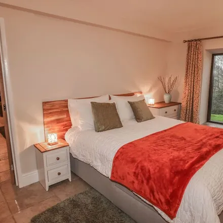 Rent this 3 bed townhouse on Biggin in DE6 3FL, United Kingdom