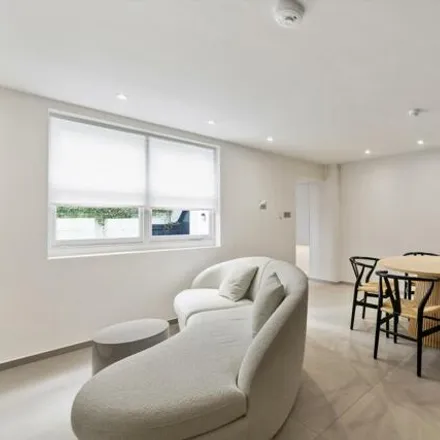 Rent this 2 bed apartment on 90 Chepstow Road in London, W2 5QP