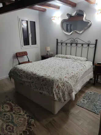 Rent this 3 bed room on vv vintage shop in Carrer dels Tallers, 23