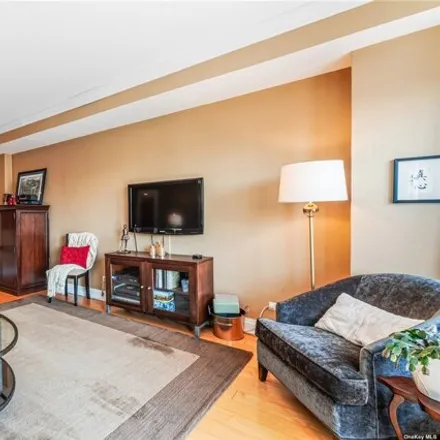 Image 5 - 18-05 215th Street, New York, NY 11360, USA - Apartment for sale