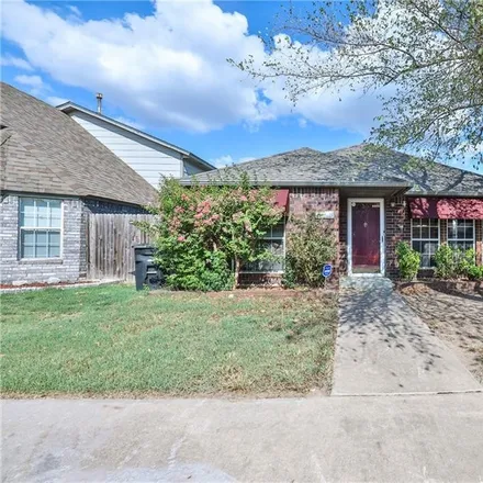 Image 1 - 2120 Lakecrest Drive, Moore, OK 73170, USA - House for sale